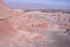 View_to_east_along_Valle_de_la_Luna